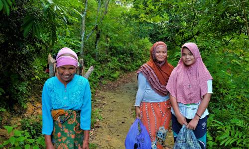 Para perempuan di Desa Gajah Bertalut. Kredit foto: WRI Indonesia