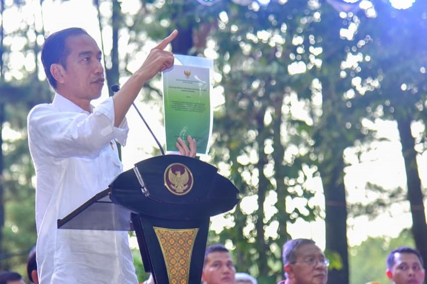 <p> Presiden Joko Widodo menyerahkan Surat Keputusan (SK) Perhutanan Sosial (PS) di Taman Wisata Alam (TWA) Punti Kayu, Palembang. Kredit foto: WRI Indonesia.</p>