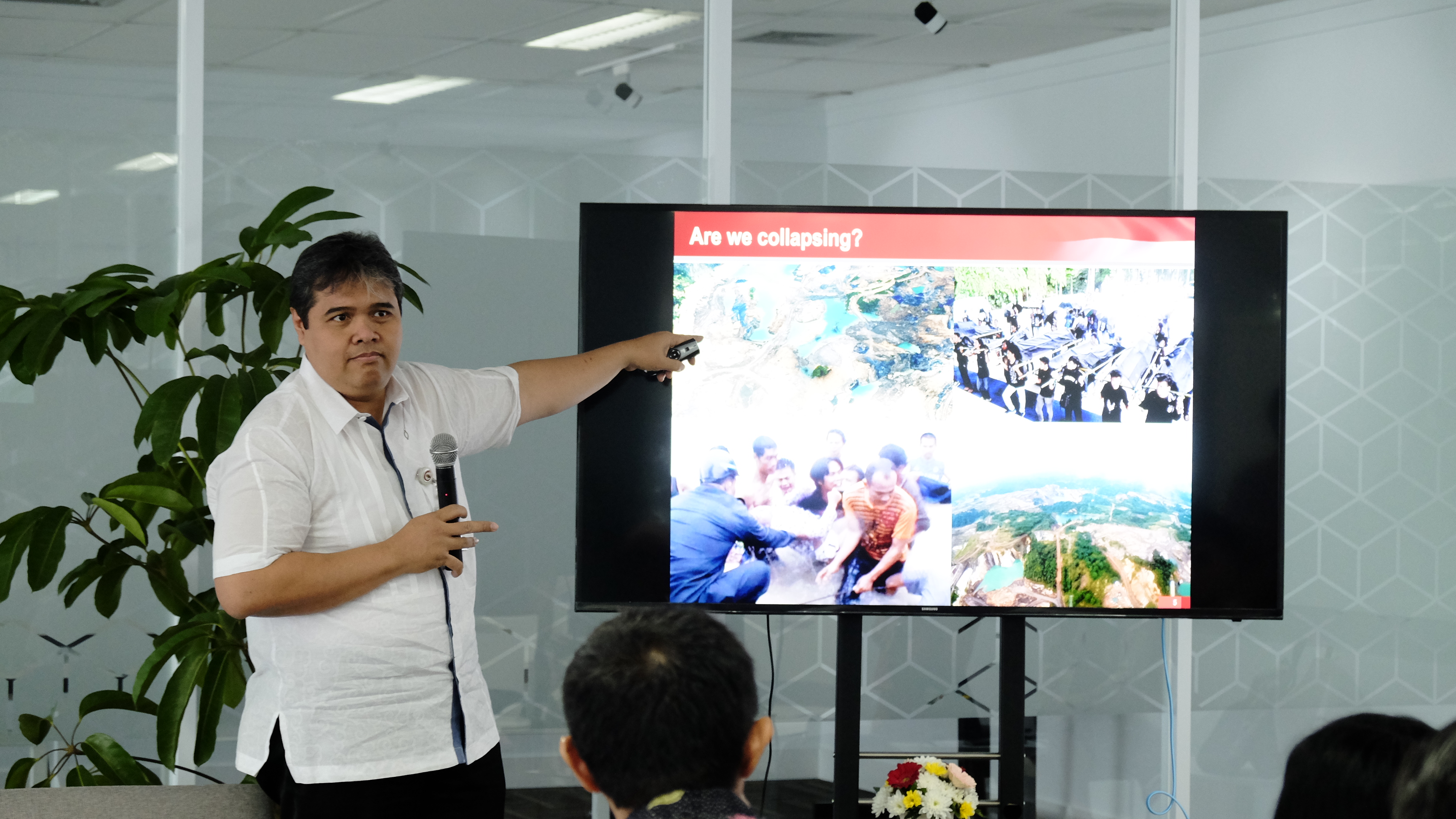 <p>Dr. Yanuar Nugroho, Deputy II Staff Chief of Executive Office of President, delivering the material at the launching of Wahana Riset Indonesia. Photo by Reidinar Juliane/WRI</p>
