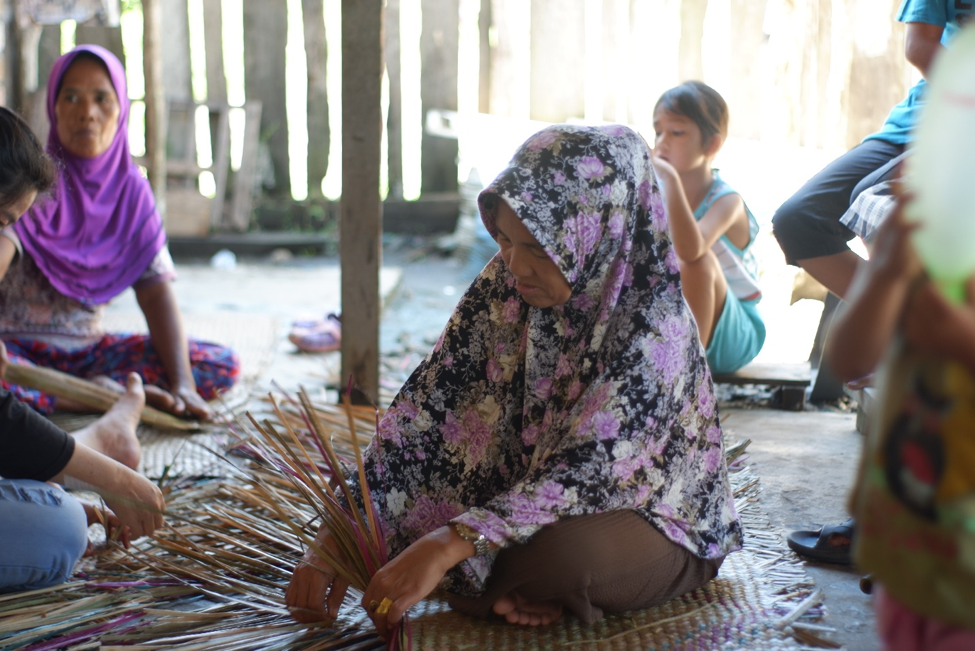 <p>Weaving mats from purun plants. Photo by Bunga Goib/WRI Indonesia</p>