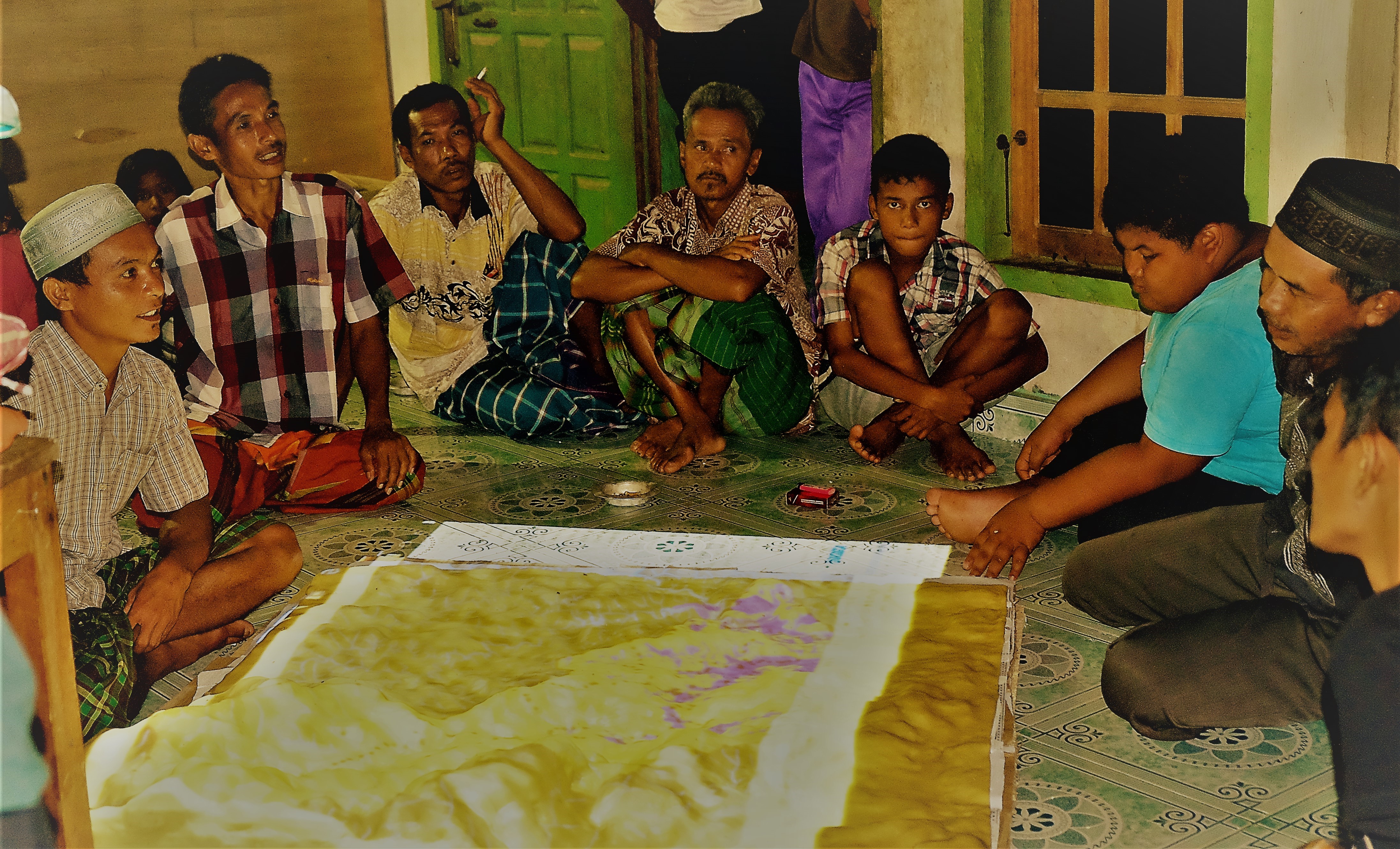 <p>Proses pemetaan partisipasi di Desa Gajah Bertalut. Foto oleh Julius Lawalata</p>
